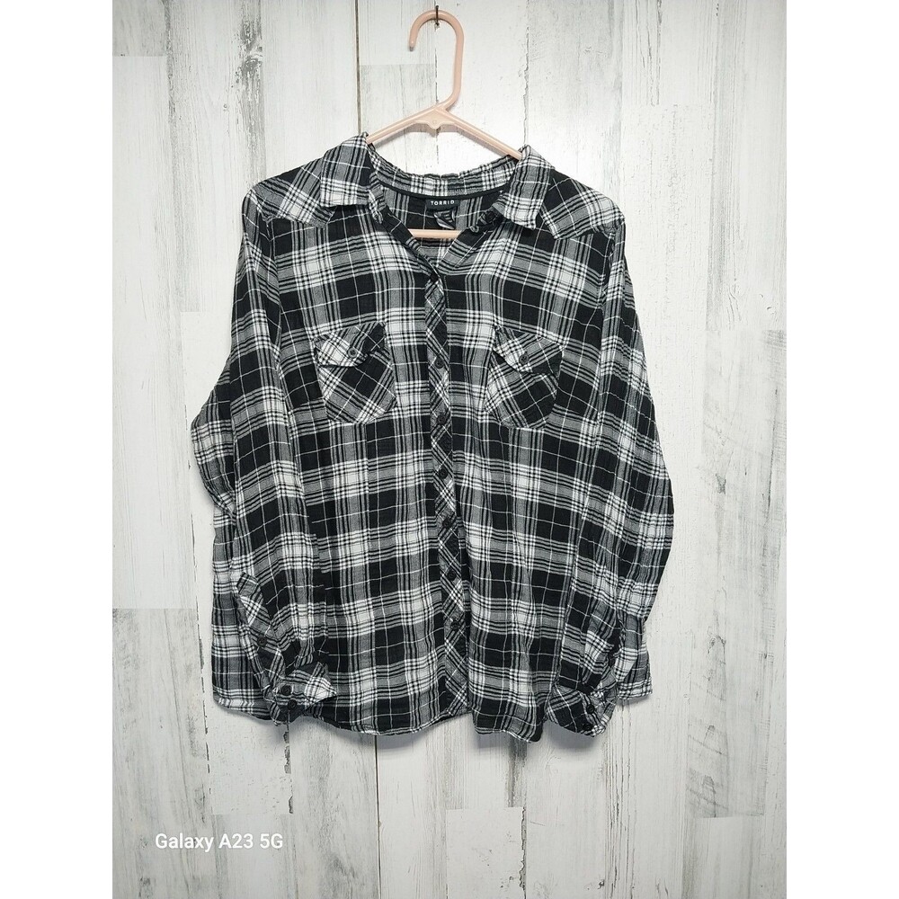 Torrid Womens ~ Black Gray White Plaid Shirt Top ~ Long Sleeve ~ Size 1 Cotton